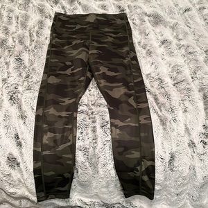 Athleta 7/8 ultimate camo tight